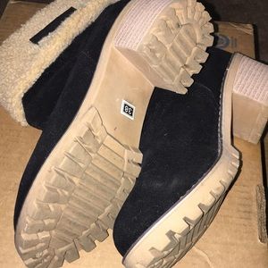 Small snow boots size 7